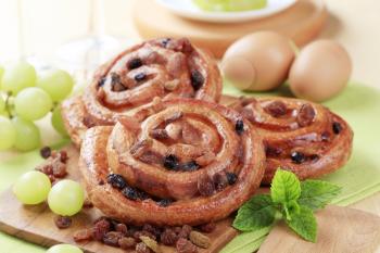 Pains aux raisins - Puff pastry swirls with raisins 