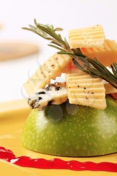 Appetizer - Two kinds of cheese and green apple