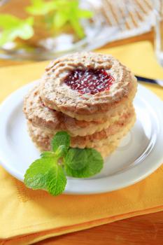 Jam shortbread cookies with almond topping