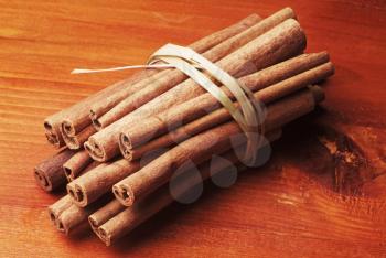 Bundle of cinnamon sticks tied up with a straw
