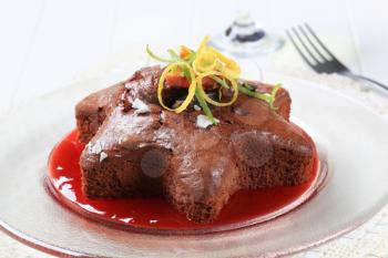 Star-shaped gingerbread cake served with fruit coulis 