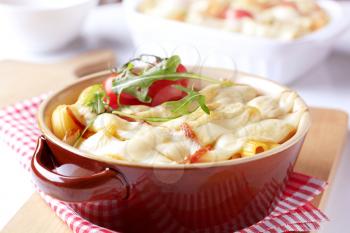 Macaroni topped with slices of smoked cheese