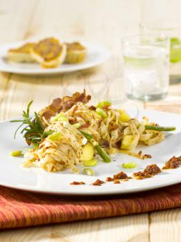 Tagliatelle with green beans and fried bacon
