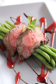 Slices of roast beef with string beans