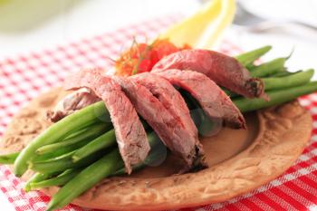 Strips of roast beef and string beans