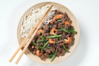 Minced meat with prawns, string beans and rice noodles 