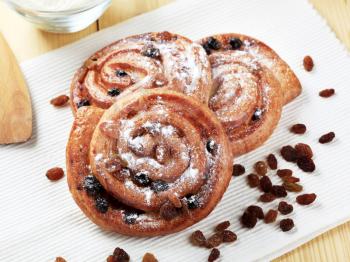 Pains aux raisins - Puff pastry swirls with raisins