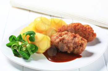 Meatballs with potatoes and brown sauce