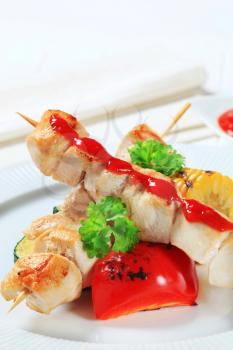 Chicken skewers with vegetables and tomato sauce