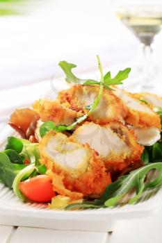 Breaded chicken breast with salad greens and oyster mushrooms