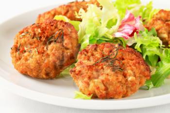 Fried vegetable patties with green salad