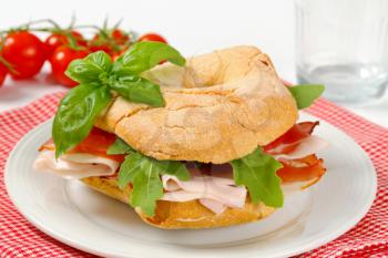 Ring-shaped bread roll (friselle) with Black Forest ham