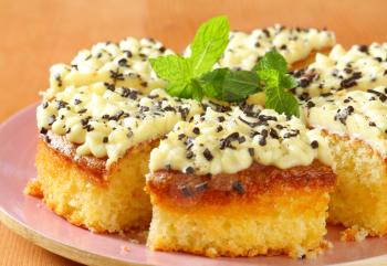 Sponge cake with lemon buttercream frosting