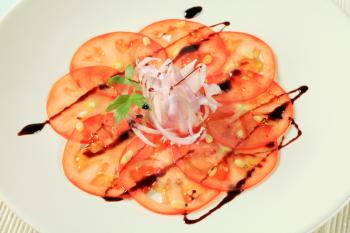 Tomato carpaccio with onion and balsamic vinegar