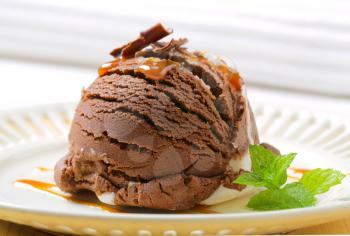 Chocolate vanilla ice cream with caramel sauce
