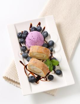 Sponge cake roll with ice cream and blueberries