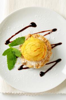 Mini Sbrisolona cookie with scoop of yellow ice cream