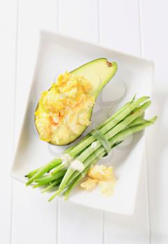 Scrambled eggs with fresh avocado and green beans 