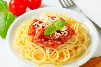 Spaghetti with meat-based tomato sauce and cheese