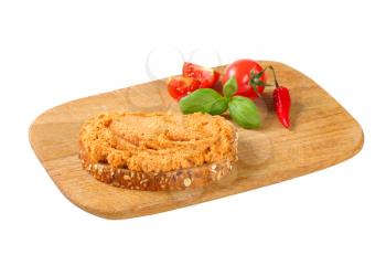 Whole grain bread with vegetable spread