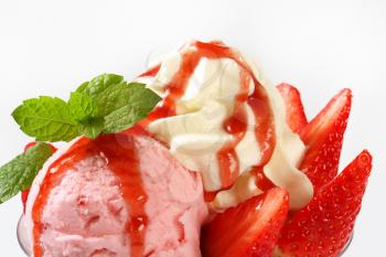 Ice cream with fresh strawberries and whipped cream