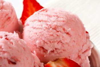 Scoops of strawberry sherbet with fresh fruit