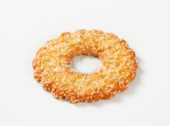 Ring-shaped cookie topped with granulated sugar