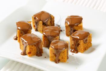 Bite-sized gingerbread squares with liquid chocolate