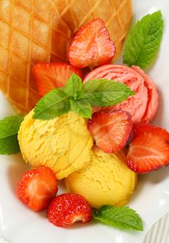 Ice cream with fresh strawberries and thin waffles