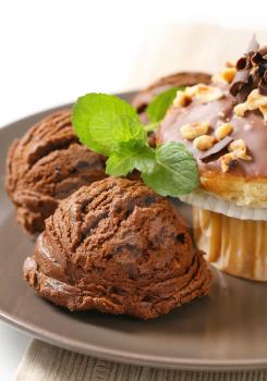 Hazelnut muffin with scoops of chocolate ice-cream