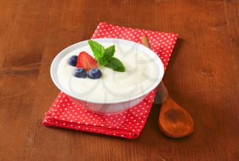 Smooth semolina porridge served with fresh fruit