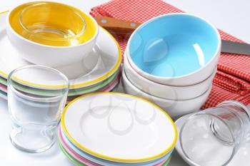 Dinner set consisting of deep bowls, dinner plates, side plates and glasses