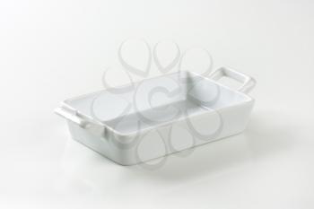 Porcelain lasagna pan with handles on both ends