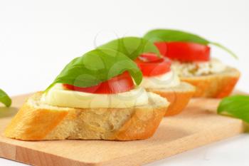 Bread-based mozzarela tomato canapes with fresh basil