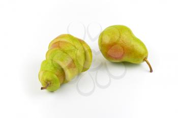 whole and sliced ripe pears on white background