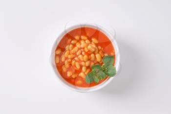 bowl of baked beans in tomato sauce