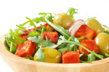 Fresh vegetable salad with diced paprika-coated cheese