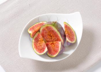 plate of sliced figs on linen napkin
