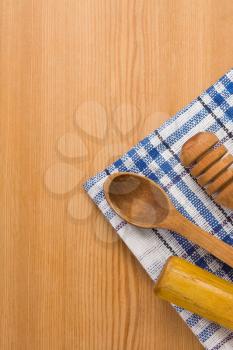 wood utensils with napkin at background