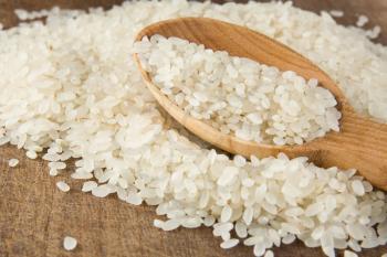 rice grain in wooden spoon