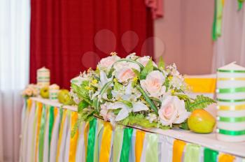 Flowers on a festive table.
Example of celebratory registration of tables and home decoration.
