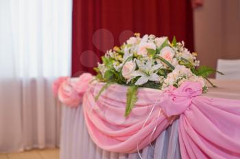 Flowers on a pink table.
Example of celebratory registration of tables and home decoration.
