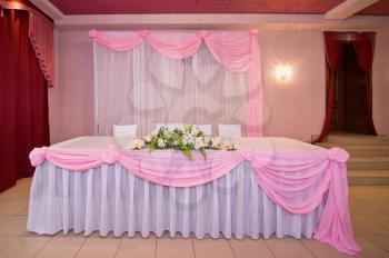 Registration of a hall by the pink.
Example of celebratory registration of tables and home decoration.
