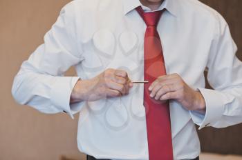 Process of a zastegivaniye of the holder for a tie.