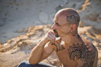 Drawing on a body by means of henna.