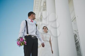 Newlyweds at white columns.