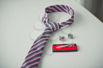 Asseksuara of the groom before wedding: tie, cuff links fastener.