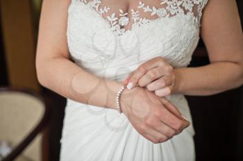 The bride dresses a bracelet.