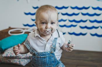 A child tries out the cake with your hands.