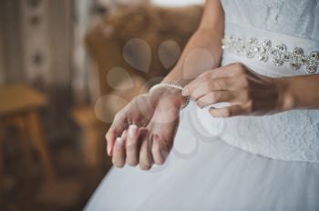 Process of clothing of a bracelet on a hand of the bride.